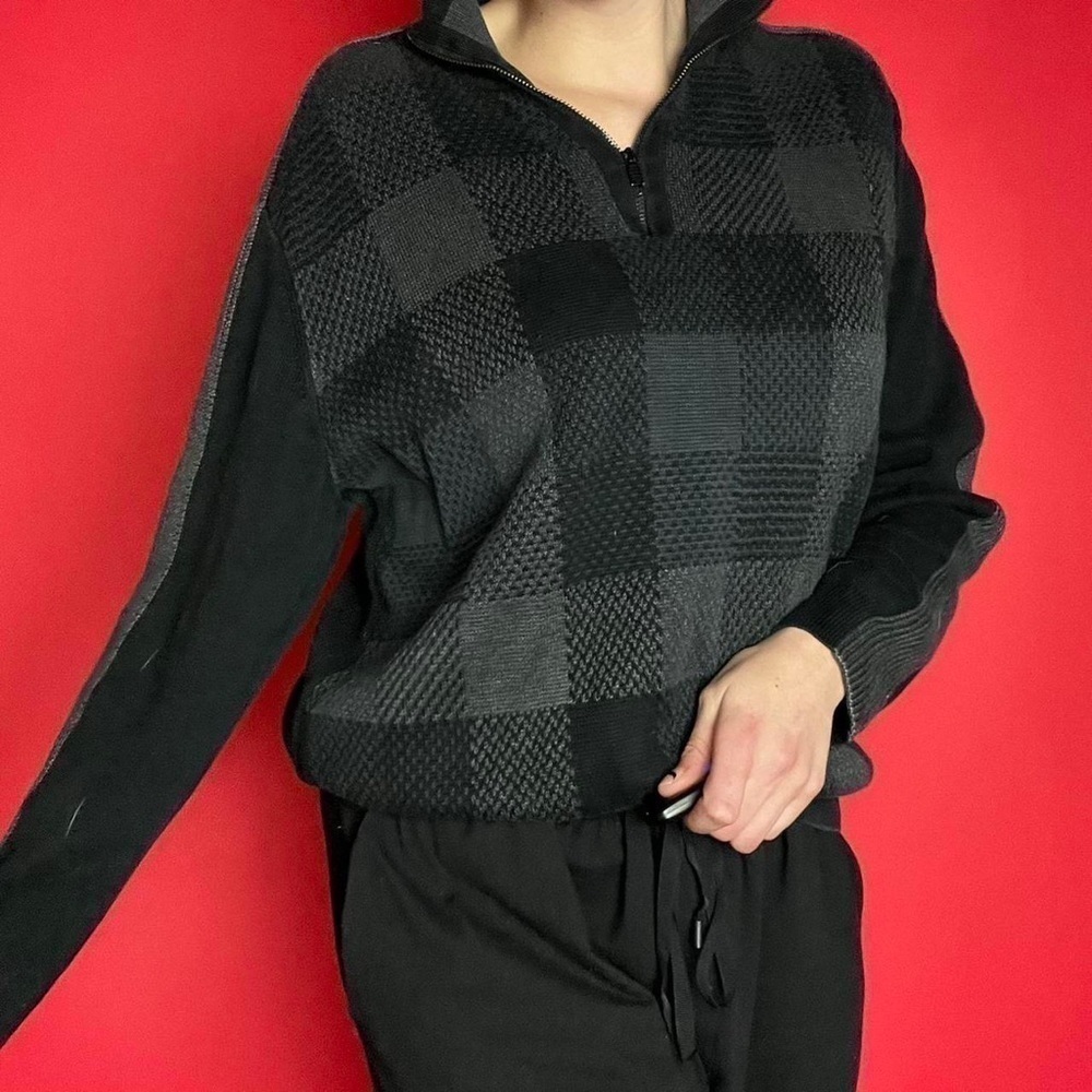 Plaid argyle style fleece sweater 🖤🤍